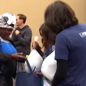 Hundreds line up in Orlando to receive free turkeys
