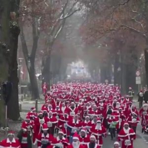 Hundreds of Santas run for wine in Germany