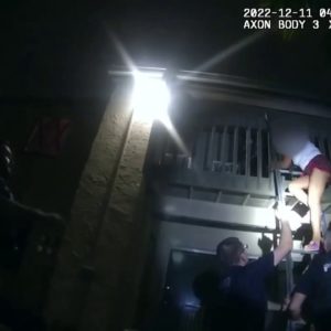 Video shows Orlando police rescue people from burning apartment complex