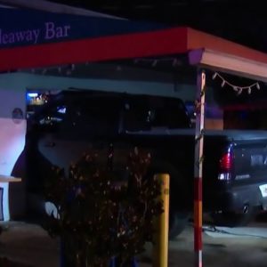4 injured when pickup truck crashes into Hideaway Bar in Orlando, police say