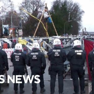 Clashes as police clear climate activists in coal standoff