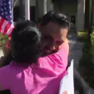 Migrantes cubanos se reúnen con sus familiares en el Sur de la Florida