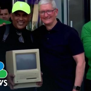 Watch: Tim Cook greets man with a 1984 Mac at the opening of Apple's first store in India